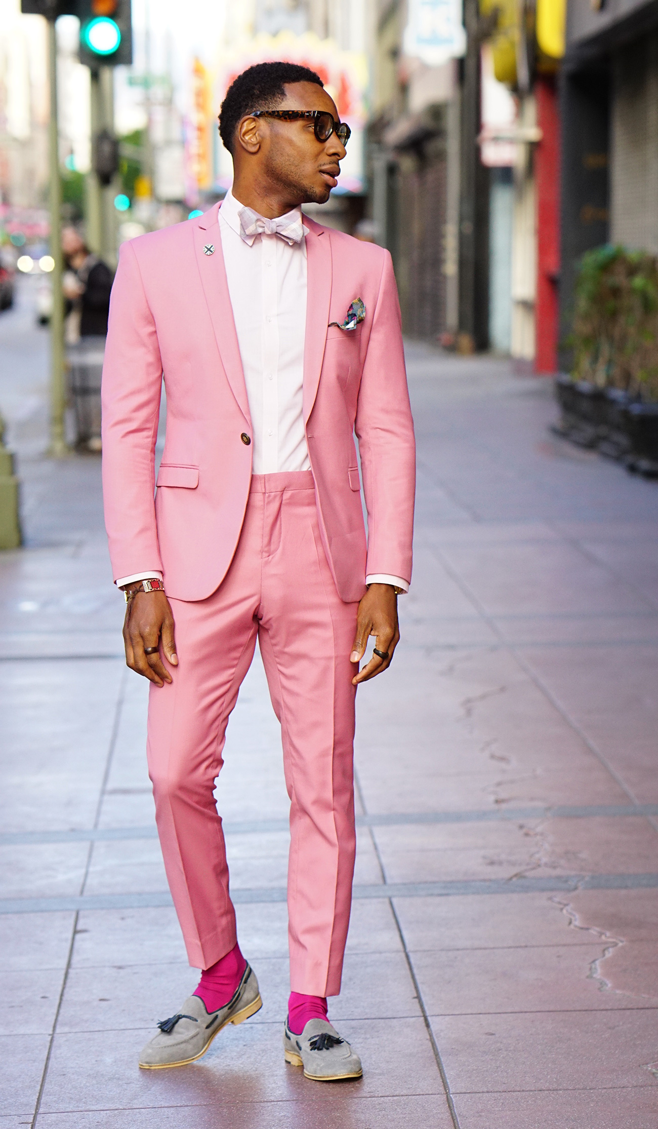 what color bow tie goes with a pink shirt