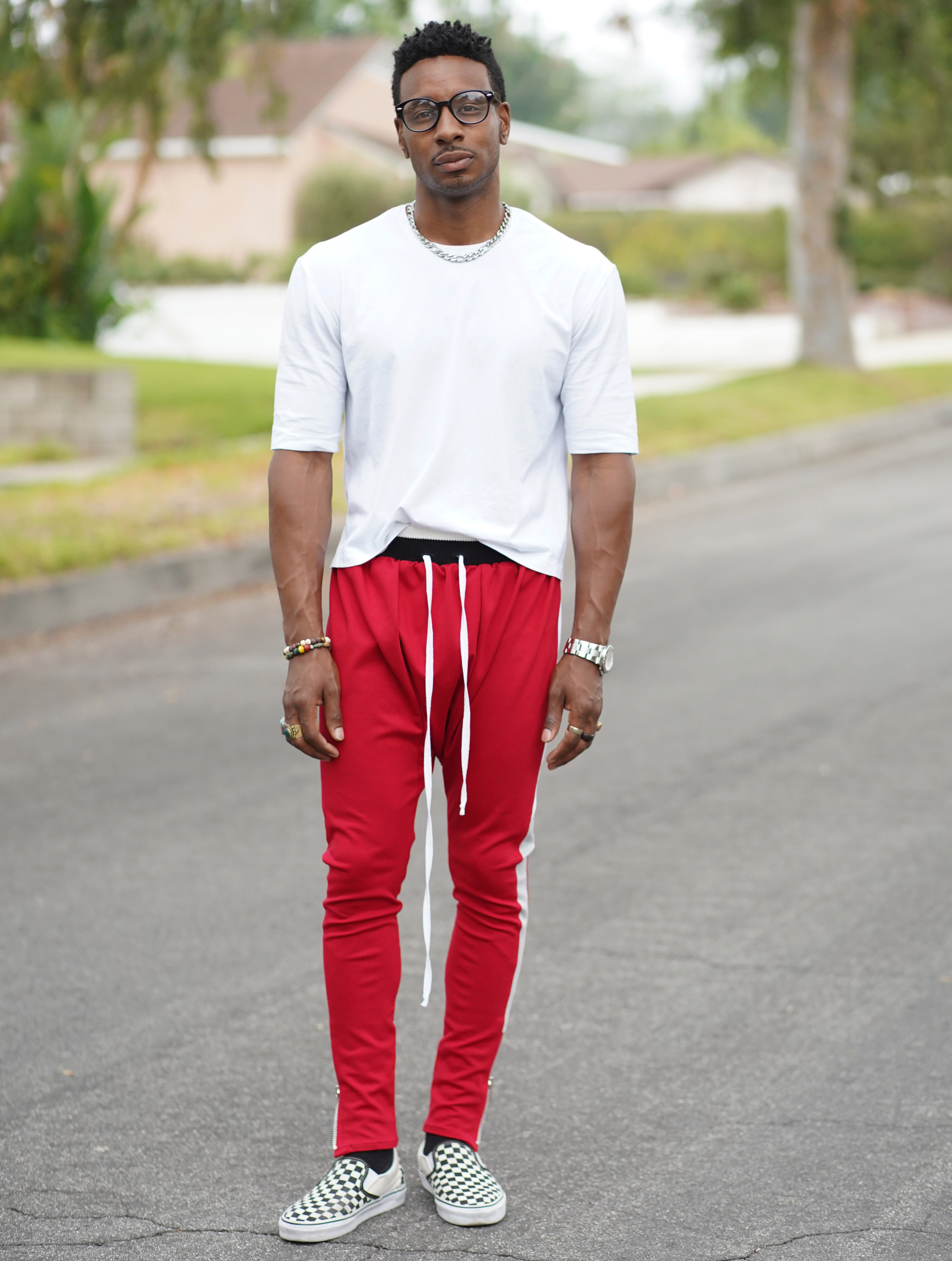 Red joggers 2024 outfit men